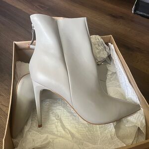 This shoes have never been worn. It was gifted to me but it way too big